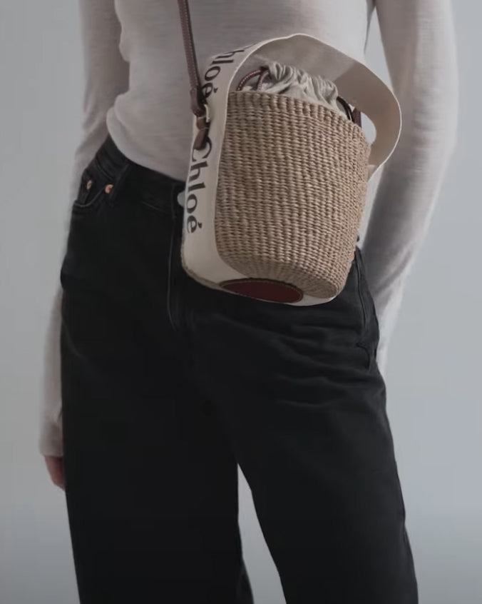 Woody logo white raffia bucket bag