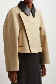 Short beige zipped jacket
