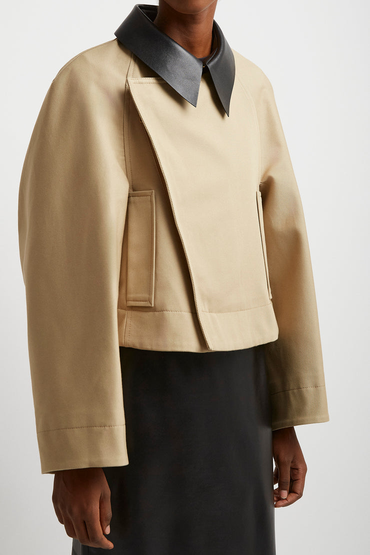 Short beige zipped jacket
