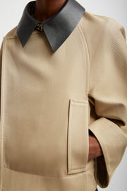 Short beige zipped jacket